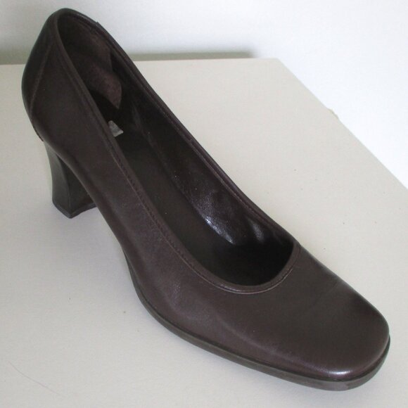 Etienne Aigner "Bloom" Womens Brown Leather 2.75" Stacked Heel Pump - Size 9.5M - Picture 1 of 8
